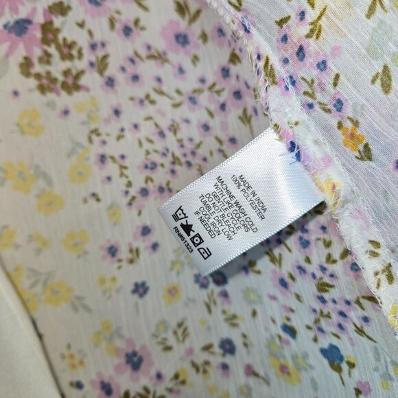 CeCe Women's Floral Ruffled Sleeve Button-up Blouse. Small - Picture 4 of 5